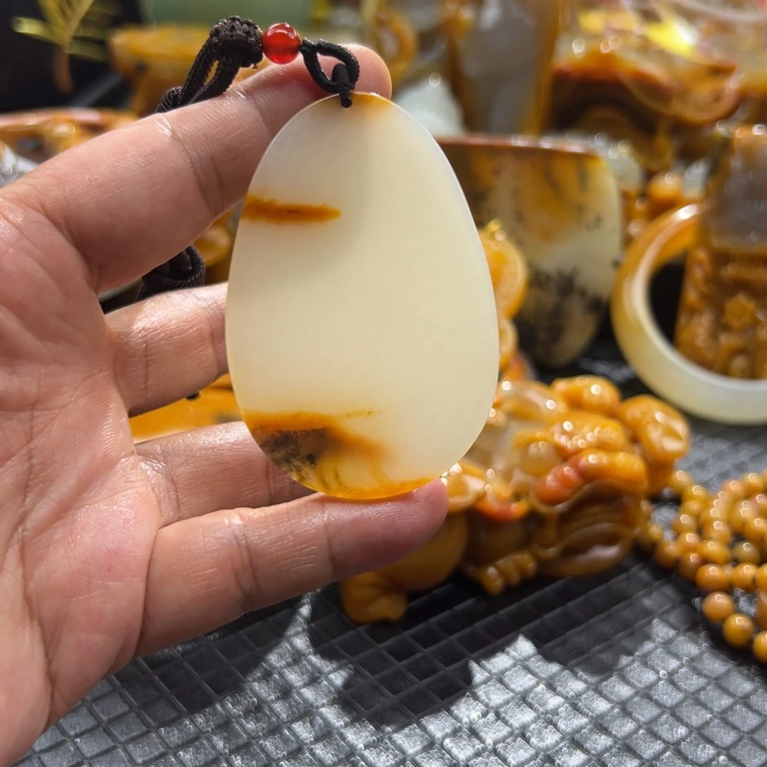 颈饰未镶嵌石英质玉