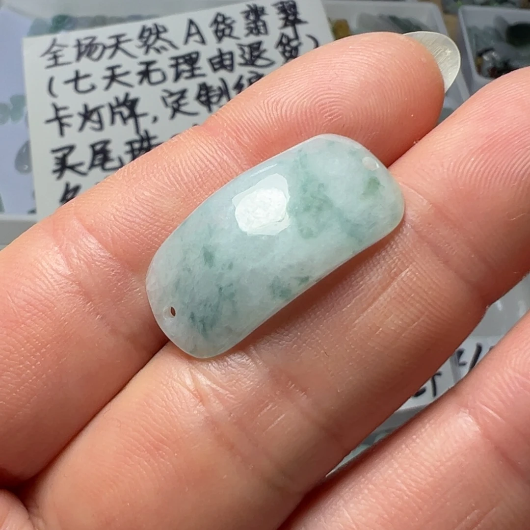 狗***饭翡翠未镶嵌颈饰两头孔飘花手牌一个50块