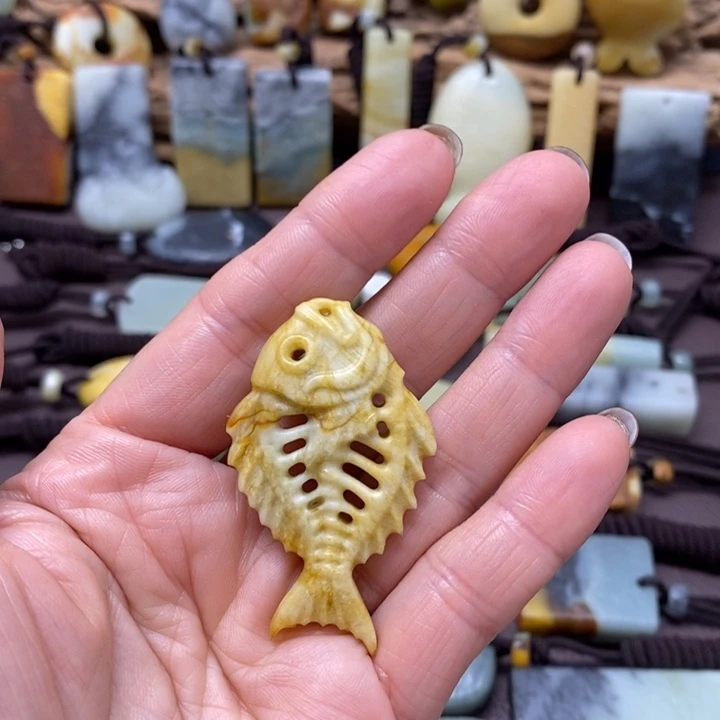 蛇纹石玉未镶嵌颈饰