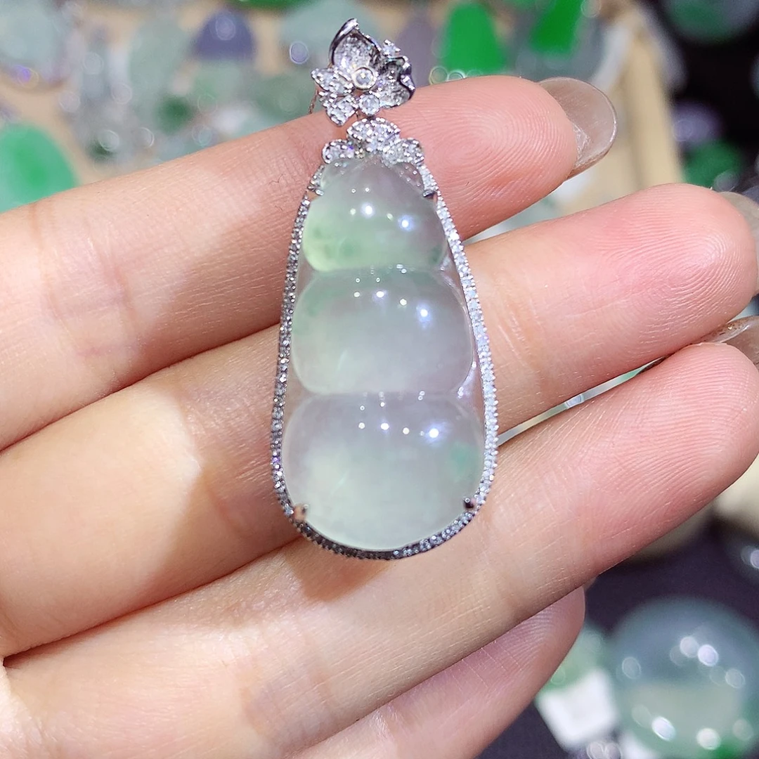 翡翠18K金镶嵌颈饰豆