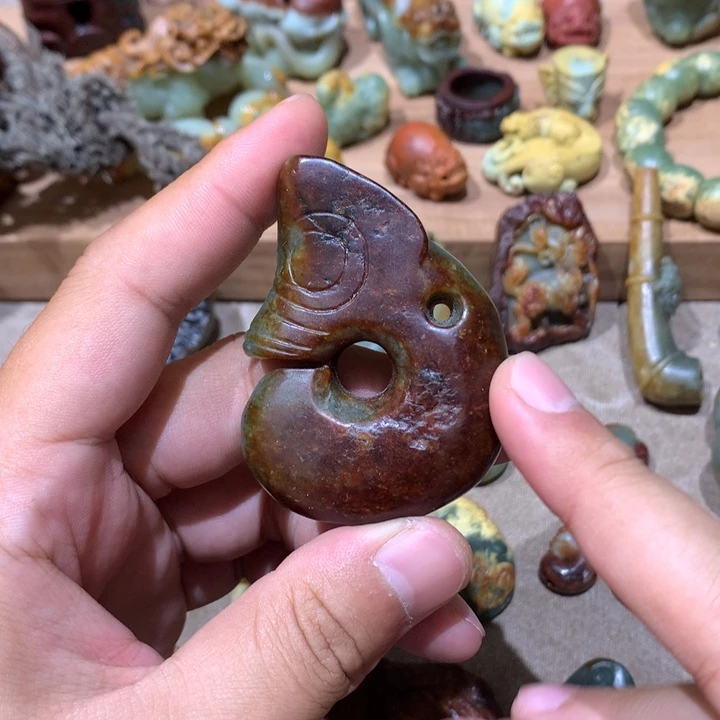 未镶嵌岫岩河磨玉（透闪石质玉）把件