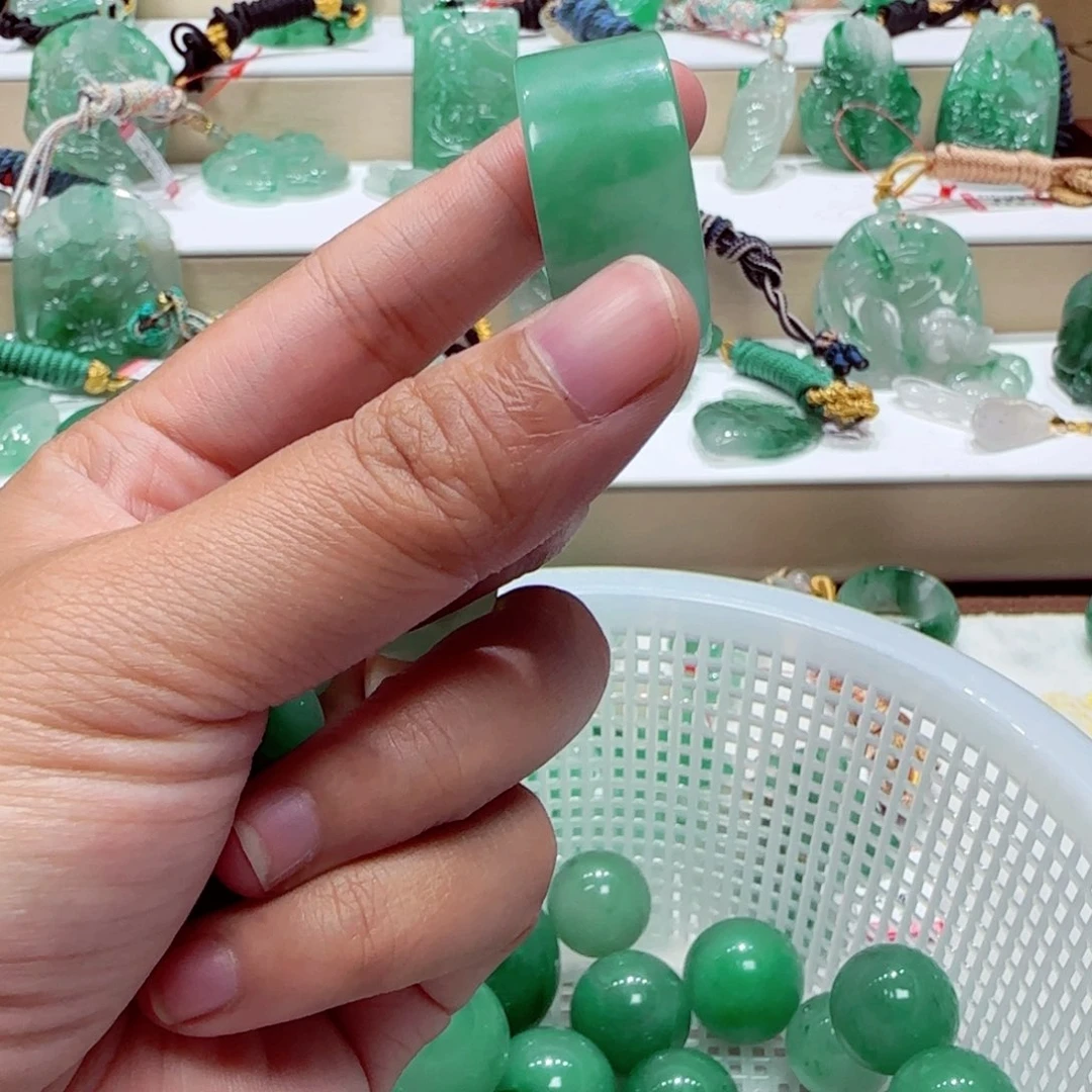 石英质玉（非洲翠）未镶嵌颈饰嘻