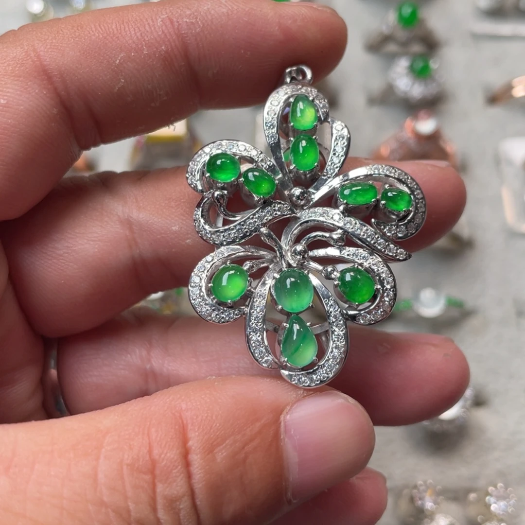 翡翠裸石甜阳绿蛋面一手