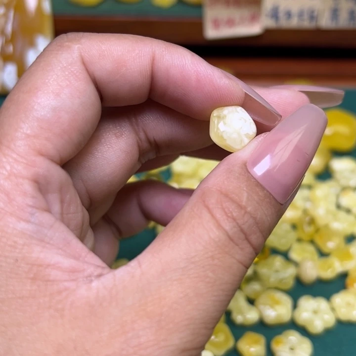 蜜蜡未镶嵌珠宝奇石