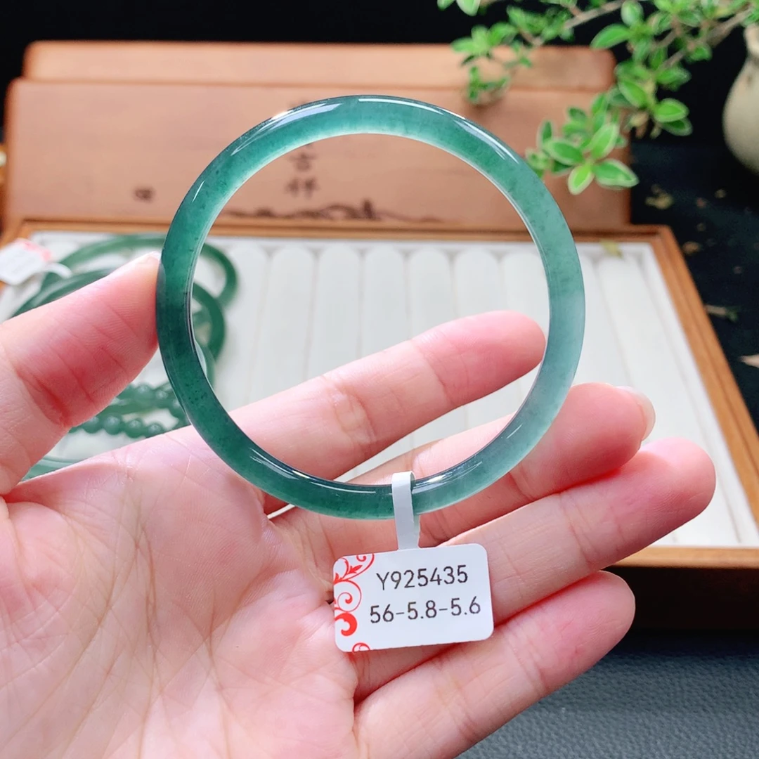 翡翠未镶嵌手镯（圆镯）