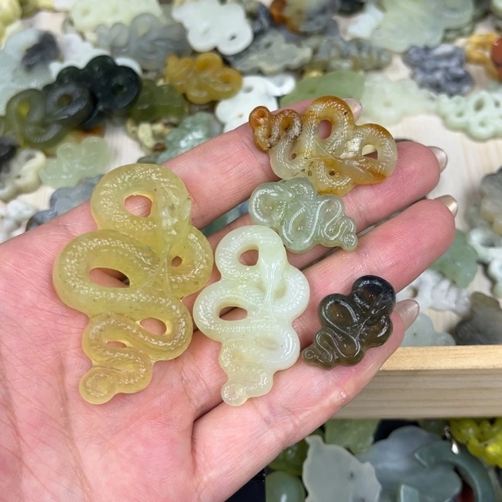 蛇纹石玉足银镀金镶嵌颈饰