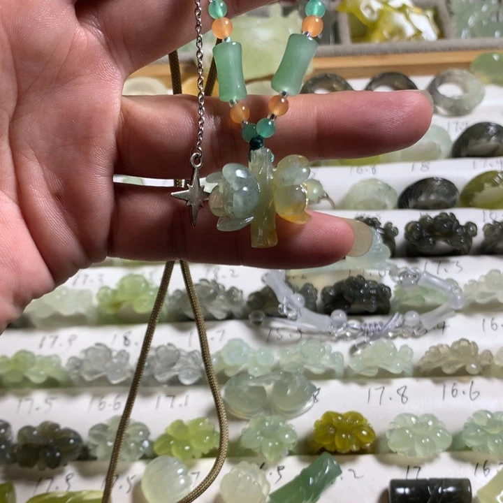 岫玉未镶嵌颈饰花玉梅花吊坠