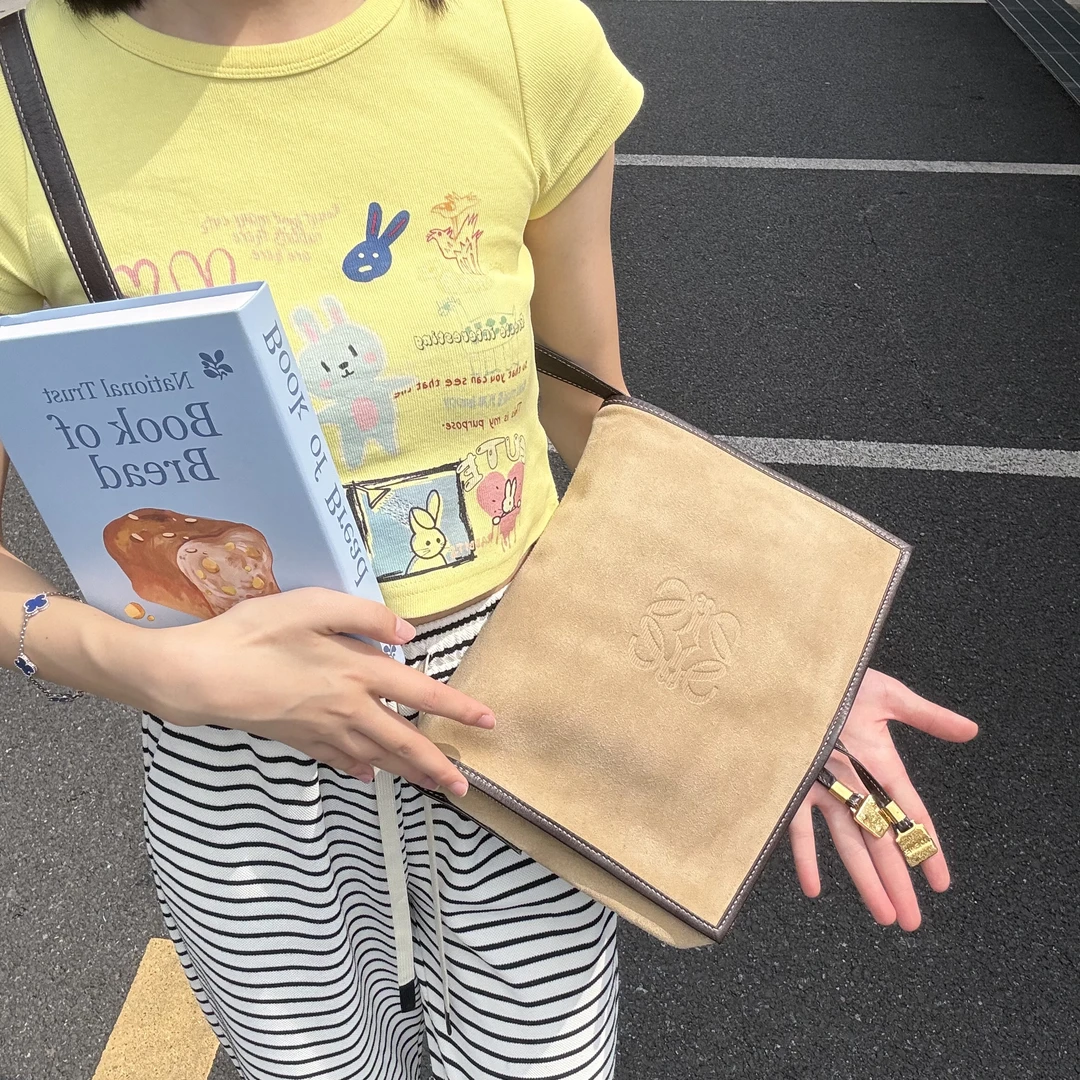 95新 LOEWE/罗意威 燕麦色单肩斜挎邮差包/55039