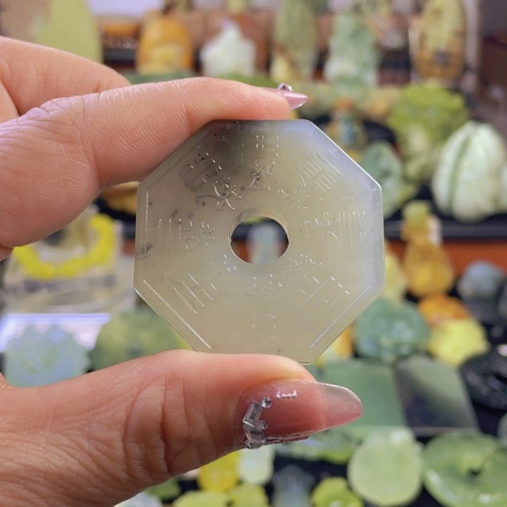 蛇纹石玉颈饰合金