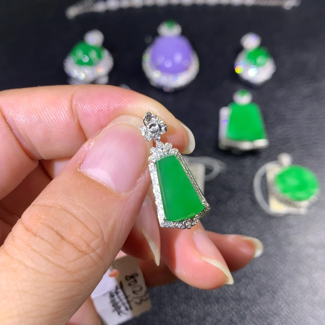 翡翠18K金镶嵌颈饰翡翠