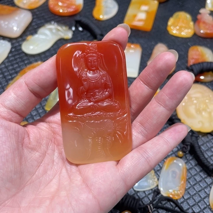 石英质玉（黄龙玉）未镶嵌颈饰