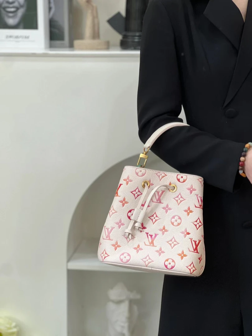 99新 LouisVuitton/路易威登 草莓牛奶新款小水桶/优品