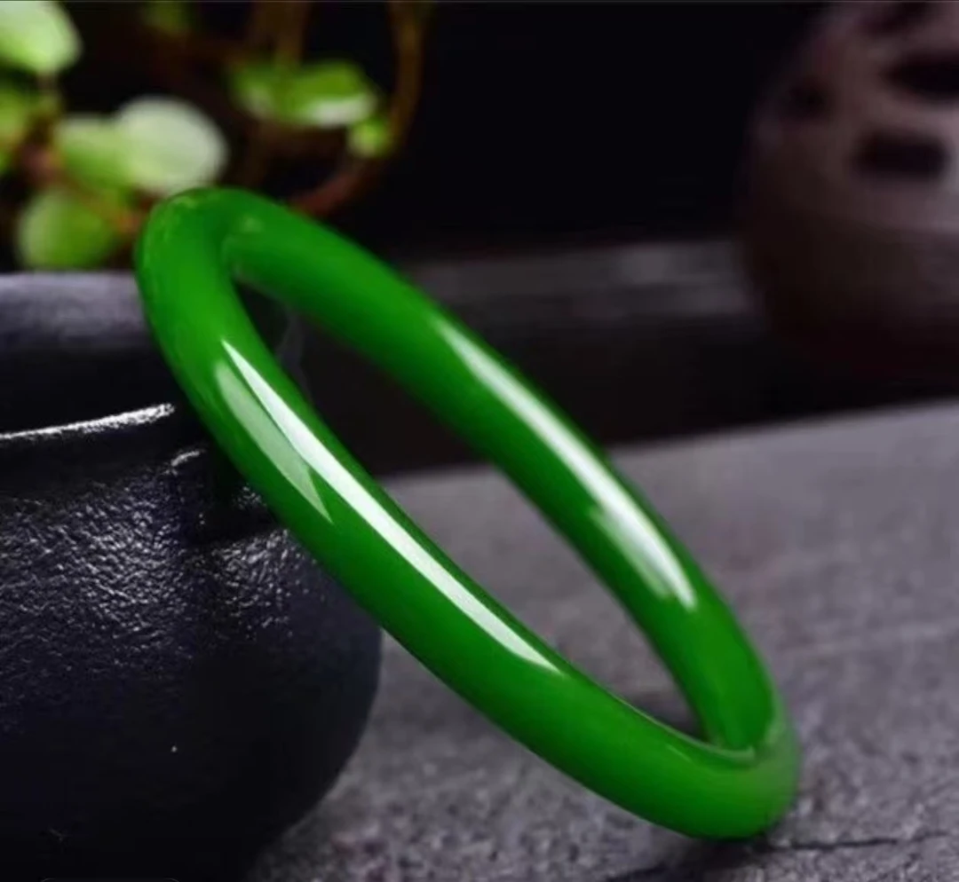 碧绿美人圆条镯女