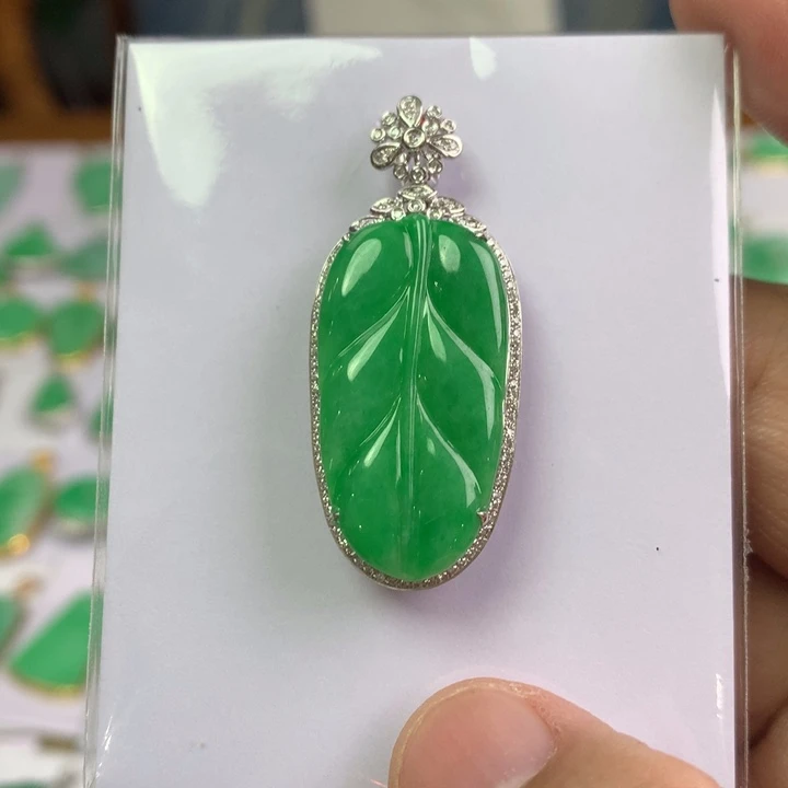 翡翠18K金镶嵌颈饰翡翠