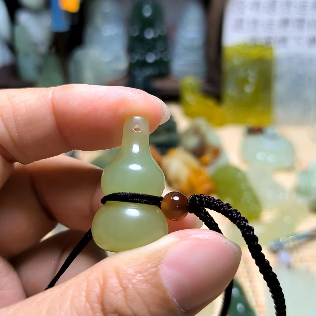 岫玉未镶嵌吊坠(不含链)思***?