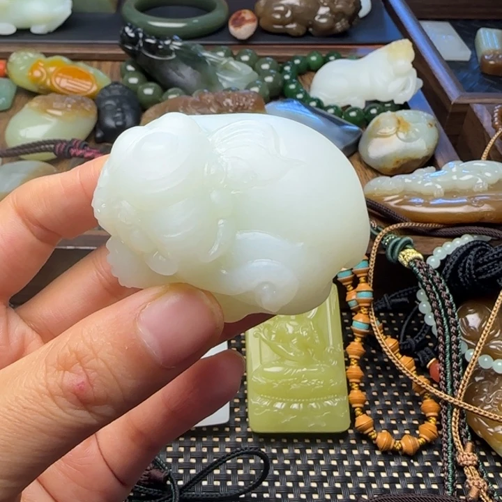 卧***雏未镶嵌和田玉（糖玉）挂件