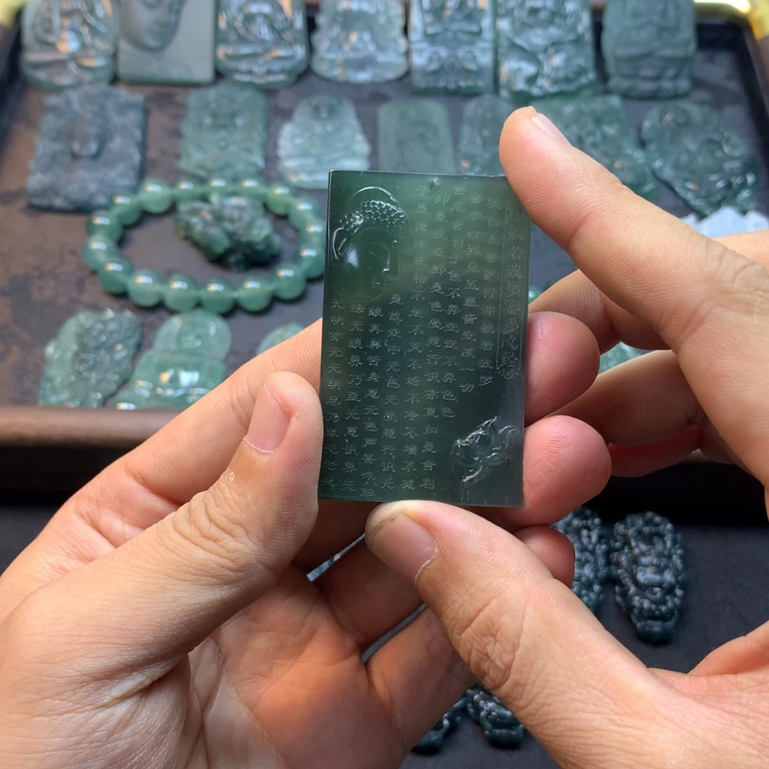 翡翠未镶嵌颈饰心经