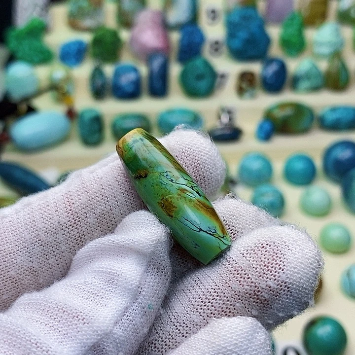 绿松石配饰未镶嵌时***人