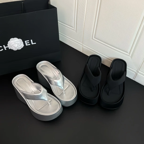 UU家坡跟纯色松糕跟注压鞋注压高跟人字拖ins设计感复古厚底