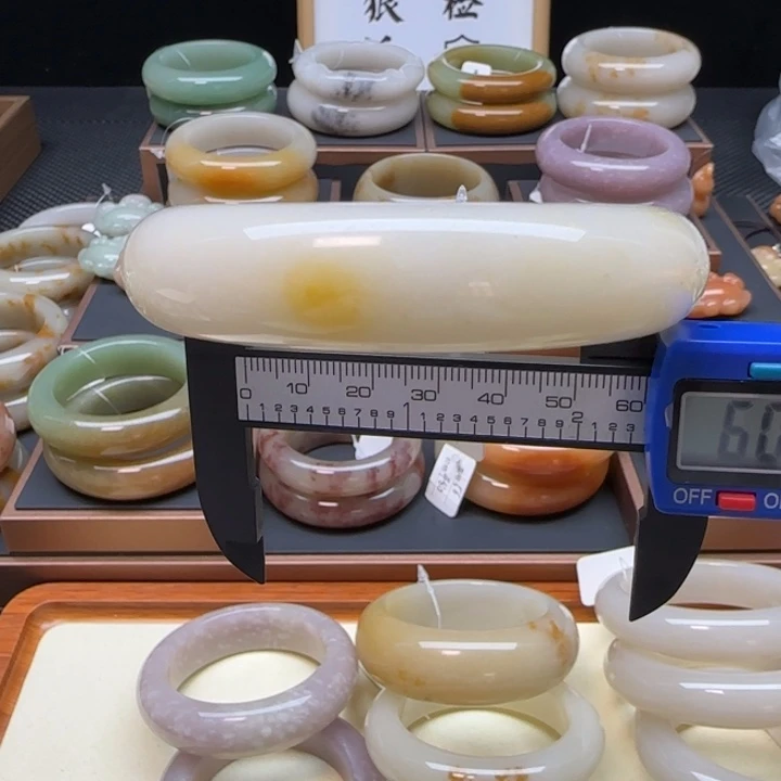 石英岩玉未镶嵌手镯
