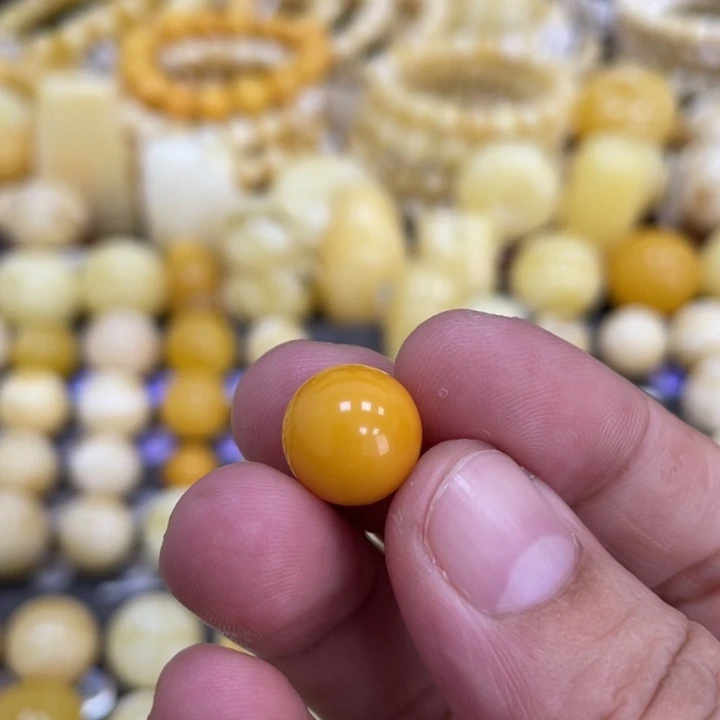 蜜蜡未镶嵌裸石11.5mm瑕疵鸡油黄