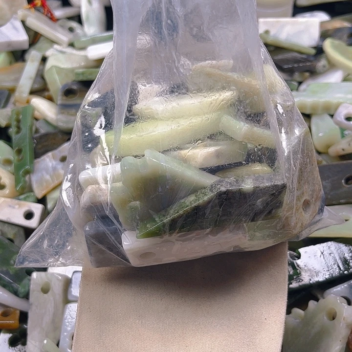 大***沙和田玉（糖玉）未镶嵌珠宝半成品