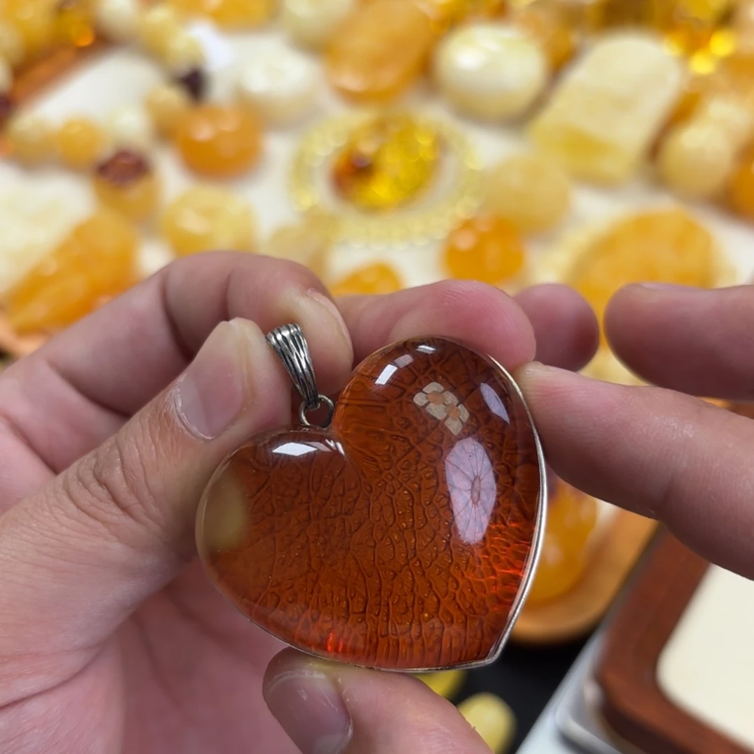 ****真蜜蜡未镶嵌裸石爱心