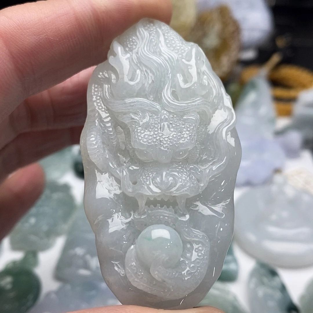 翡翠未镶嵌颈饰霸王龙