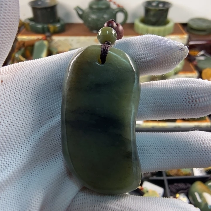 透闪石质玉未镶嵌把件