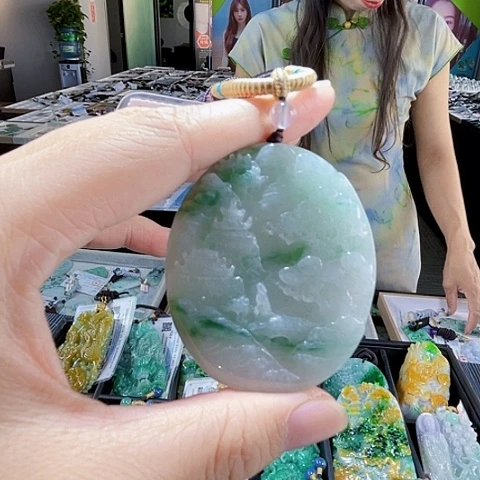 翡翠未镶嵌颈饰一个