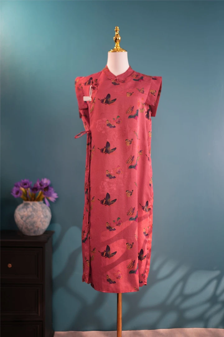 Q18.红色旗袍女士