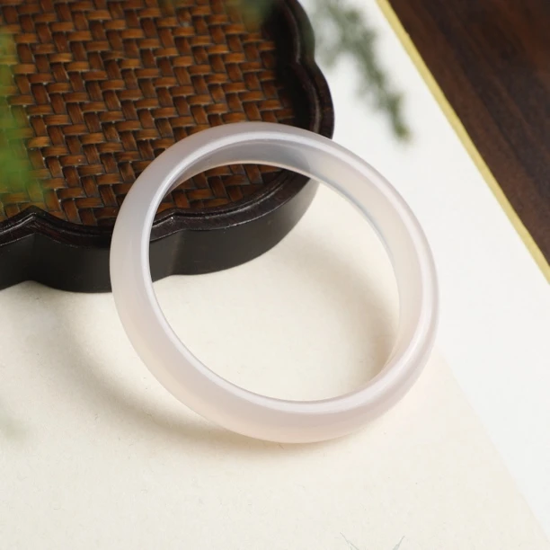 约11mm宽边透亮白月光玉髓手镯（内有圈口、多样性发货）