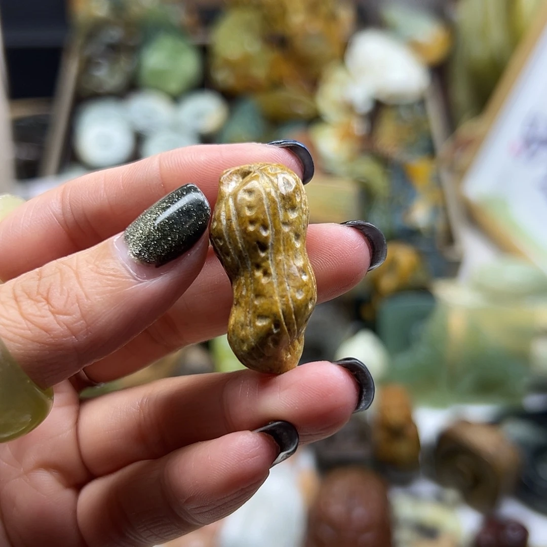 岫岩河磨玉（透闪石质玉）未镶嵌颈饰河磨玉花生