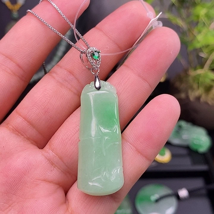 翡翠未镶嵌吊坠(赠链)