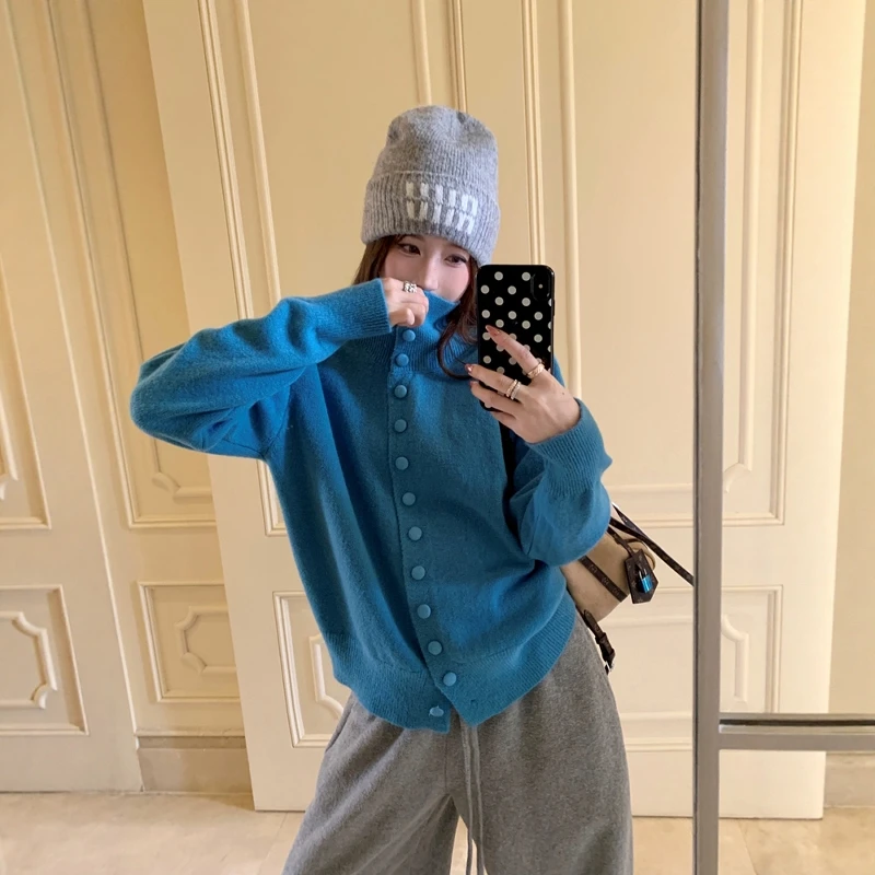 韩系软糯亲肤蓝色长袖针织开衫女2025秋冬新款高领排扣设计感毛衣