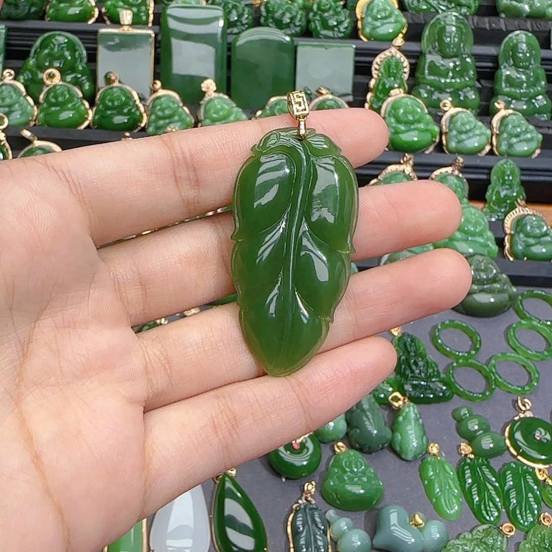 颈饰18K金镶嵌和田玉（碧玉）