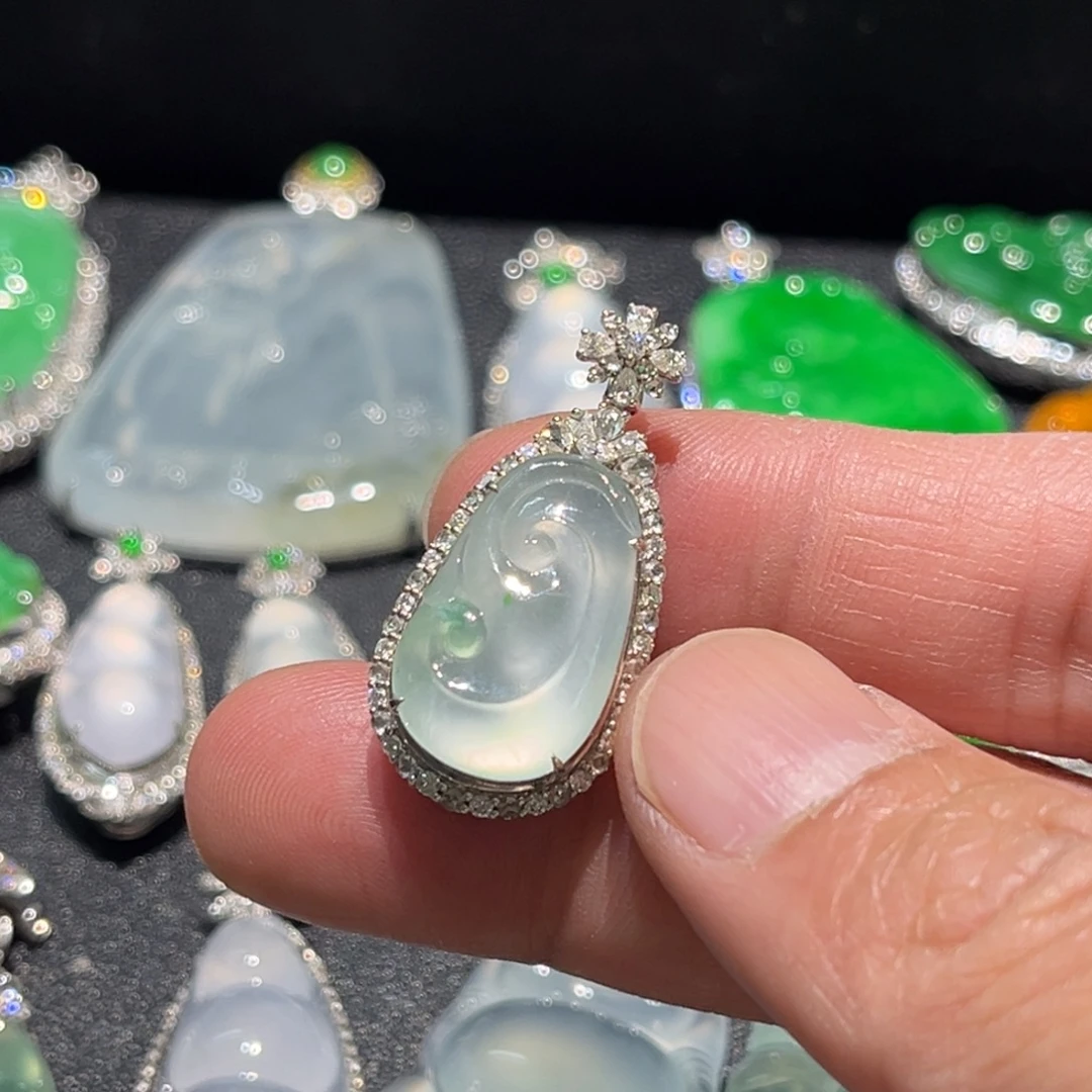 翡翠18K金镶嵌颈饰缅甸翡翠