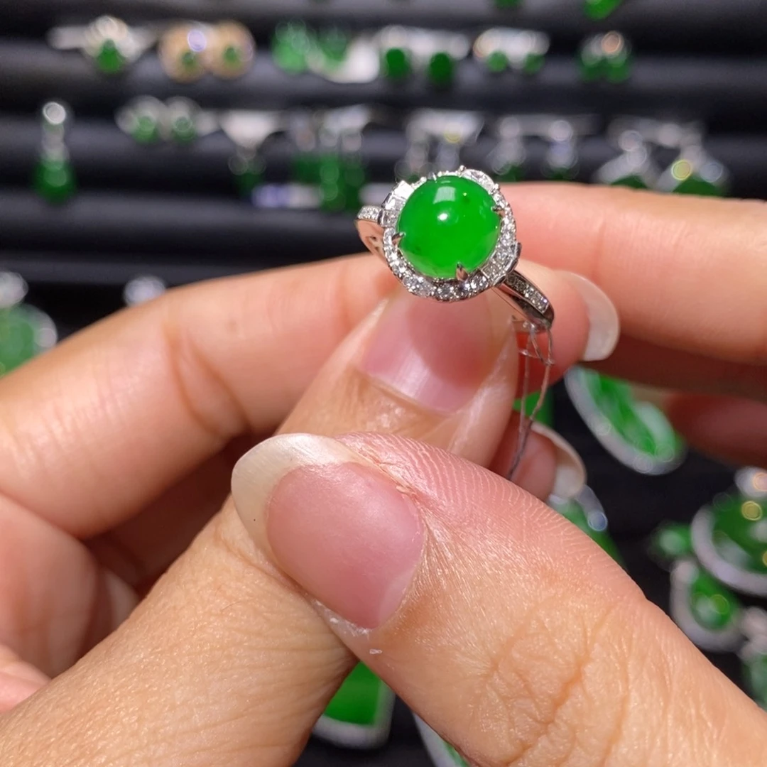 18K金镶嵌戒指翡翠蛋面戒指