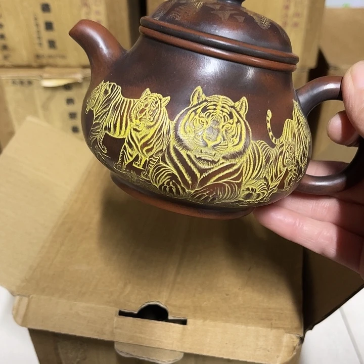 紫砂茶壶原矿泥料手工制作的一把紫砂壶。