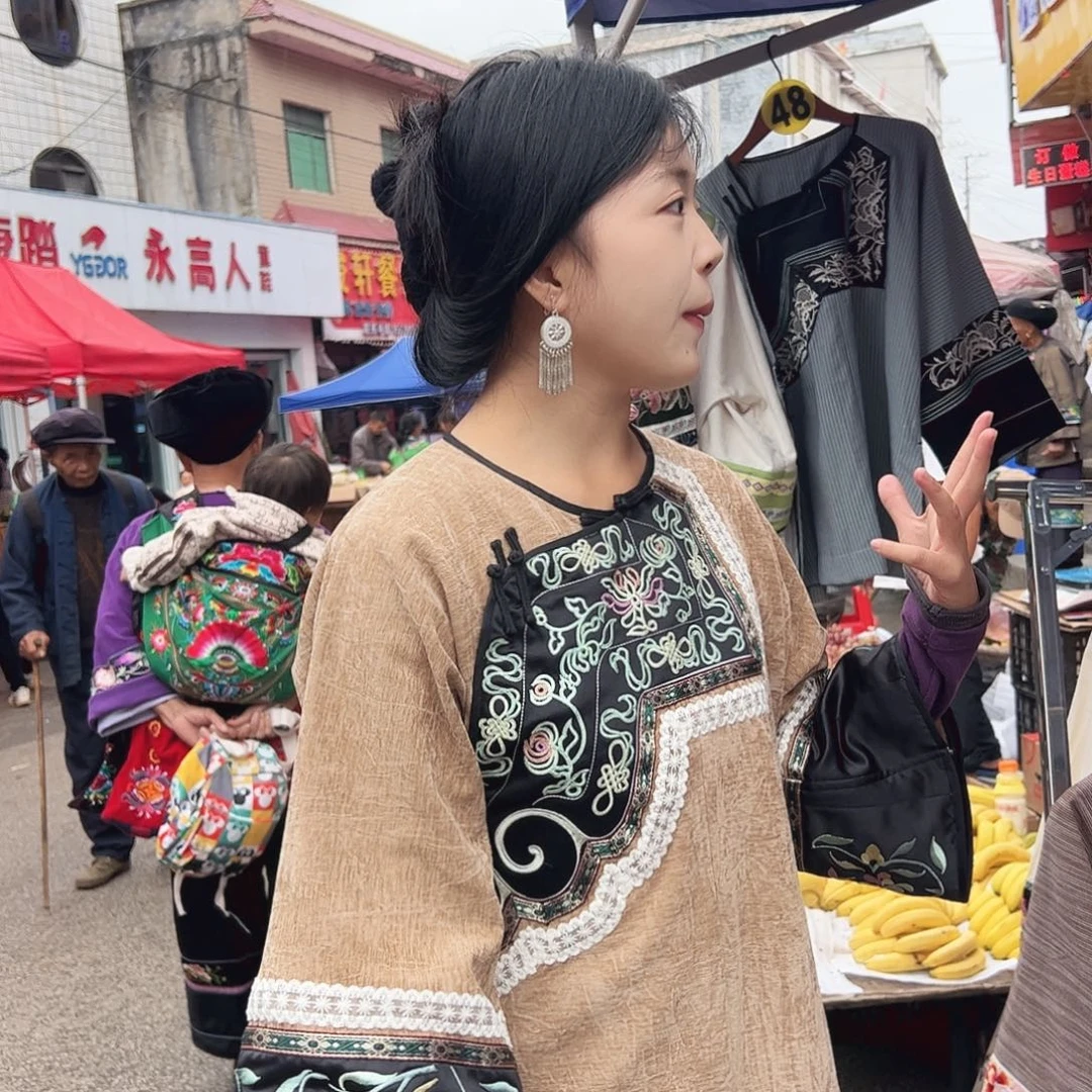 湘西苗族刺绣大花灯芯绒