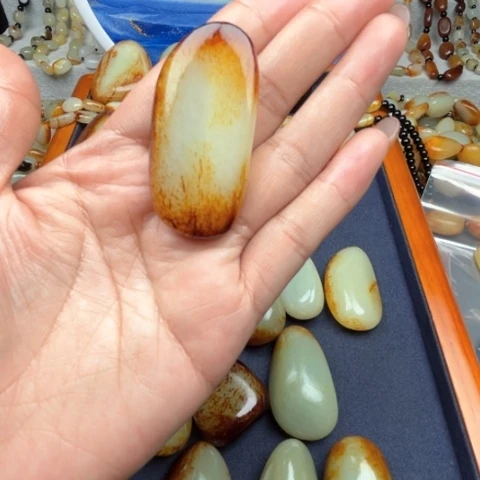 和田玉颈饰未镶嵌哈****！