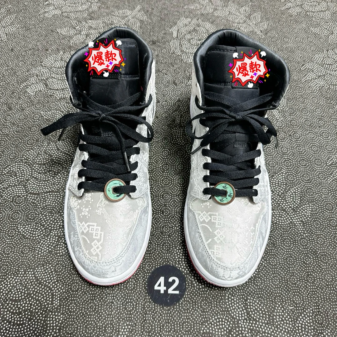 42码板鞋 AJ1 白丝绸 成色极新