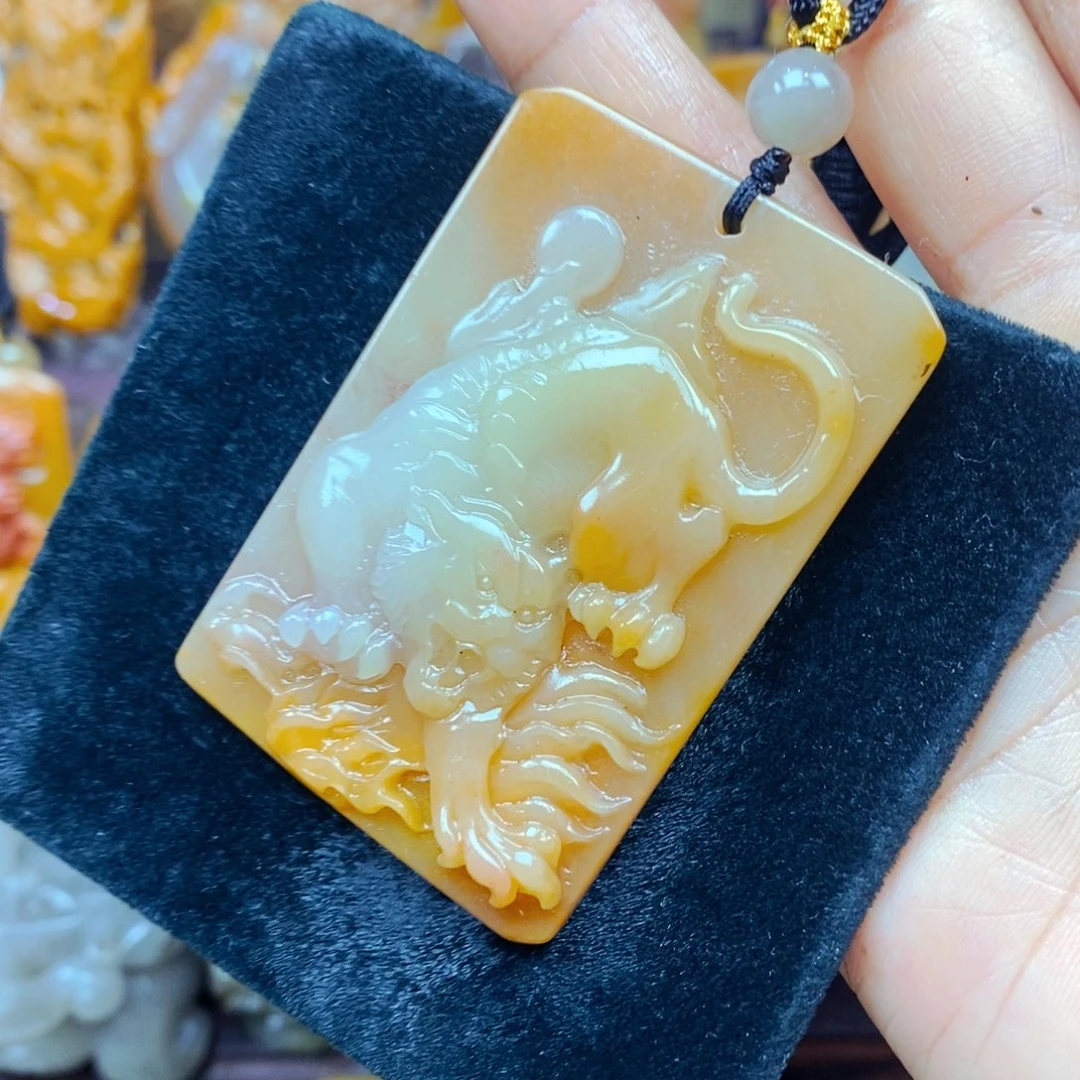 未镶嵌石英质玉（黄龙玉）颈饰