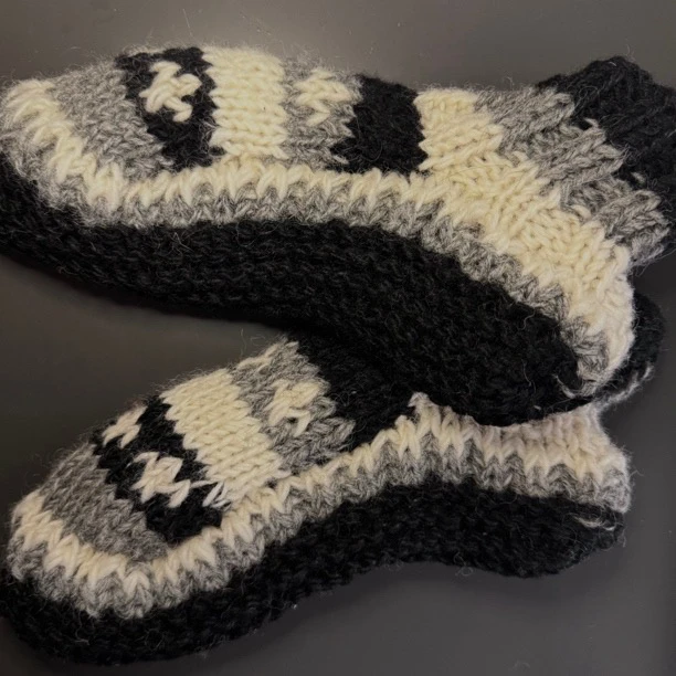 手工针织袜子颜色随机