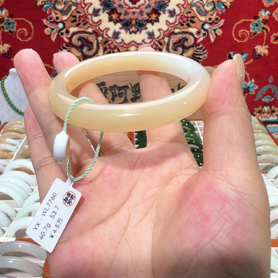 未镶嵌手镯和田玉54新疆糖白玉小奶糖手镯