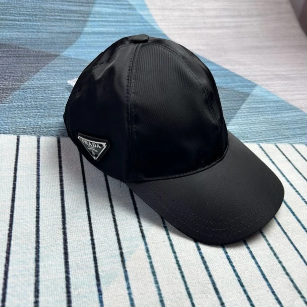 95新 Prada/普拉达 黑色三角标鸭舌帽