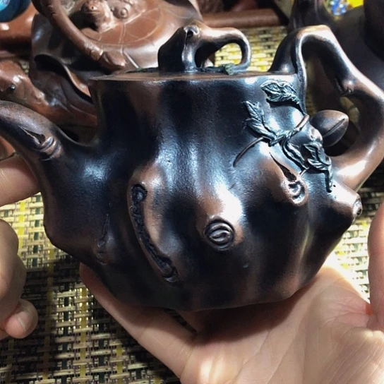 紫砂茶壶原矿泥料手工制作的紫砂壶。