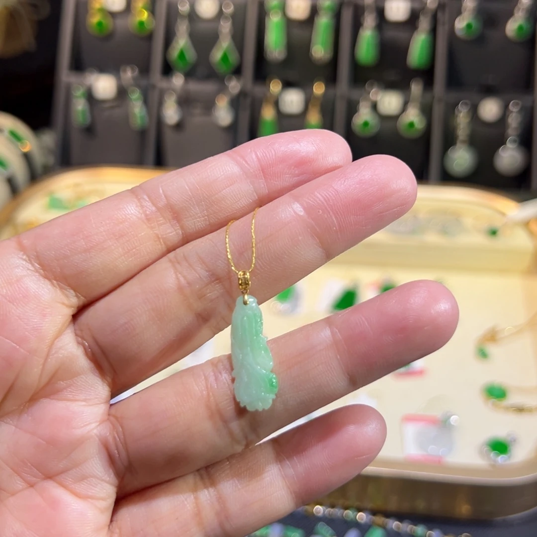 翡翠18K金镶嵌颈饰吊坠