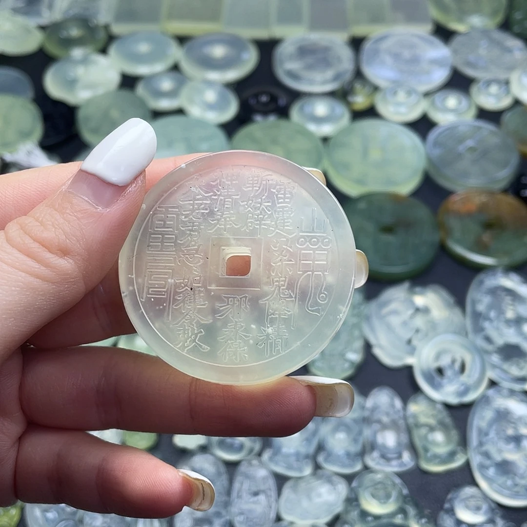 岫玉未镶嵌颈饰山鬼