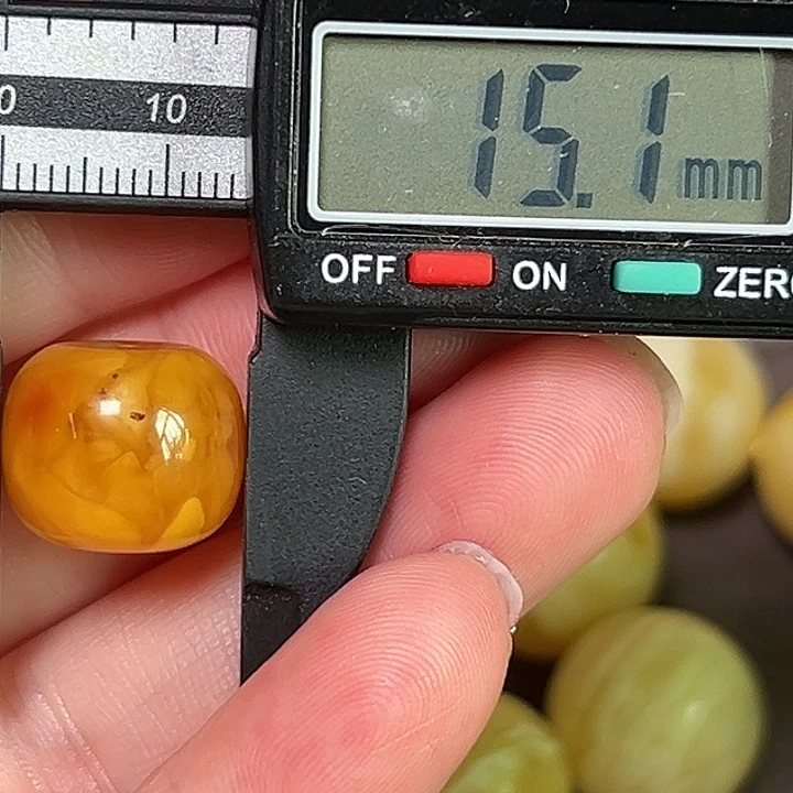 蜜蜡未镶嵌裸石微瑕107